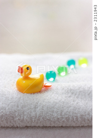 バスタオルの上のアヒルの玩具(バスタイムイメージ) バスタオルの上のアヒルの玩具(バスタイムイメージ) 2311943