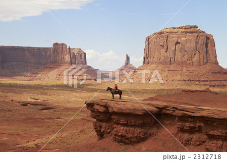見晴し台のカウボーイ、モニュメントバレー 2312718