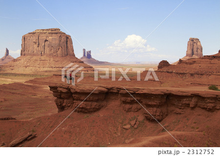 見晴し台のカウボーイ、モニュメントバレー 2312752