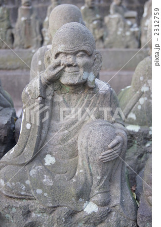 鼻をほじる羅漢さん　川越五百羅漢 2312759