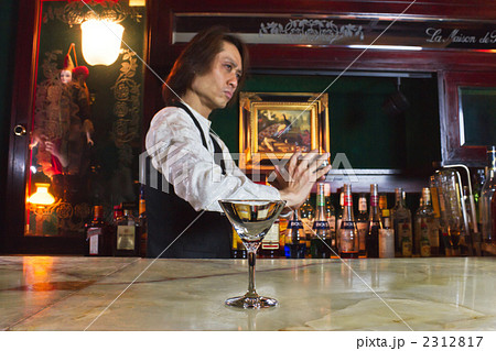 カクテルグラスと働くバーテンダー カクテルグラスと働くバーテンダー 2312817