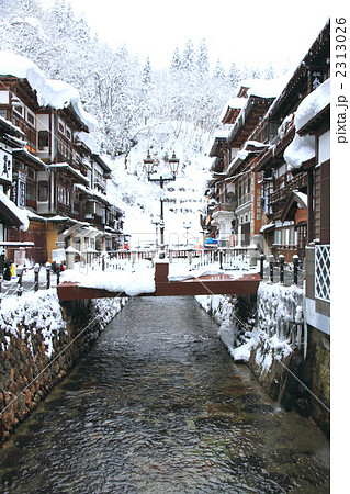 早朝の銀山温泉 2313026