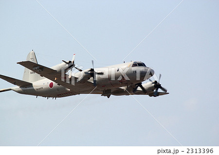 右のプロペラを止めて飛行するP-3C 右のプロペラを止めて飛行するP-3C 2313396