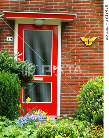 ガーデニング 赤い玄関ドア ハールザイレンスの写真素材