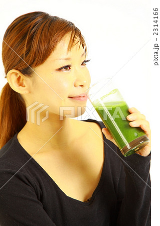 青汁を飲む女性 2314166