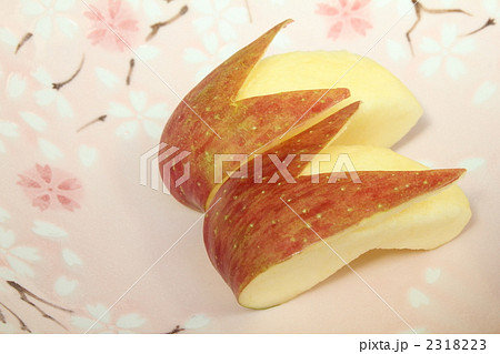 寄り添うりんごのうさぎ 斜め の写真素材