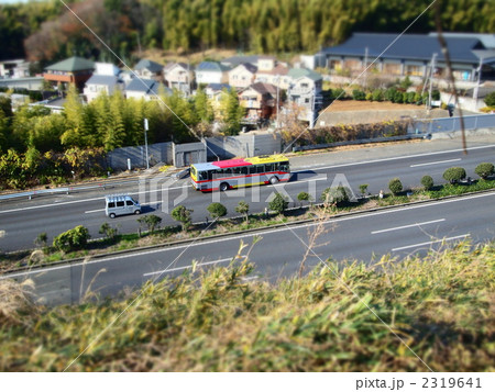 第三京浜を走行するバス 2319641