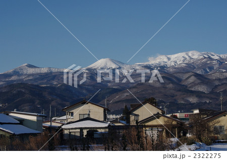 雪山と山里の風景 2322275