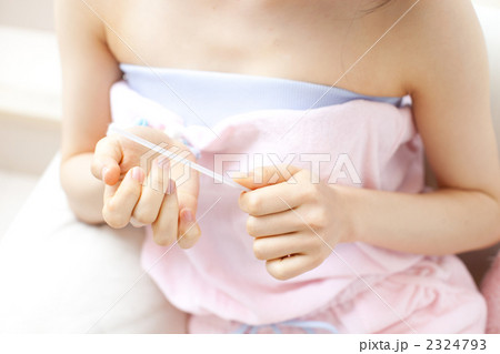 ネイルのお手入れをする女性 2324793