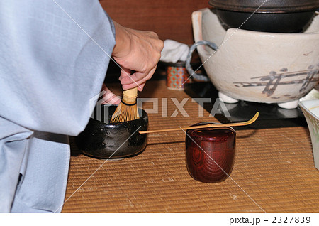 お茶を点てる 2327839