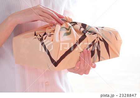 風呂敷包みを持つ手元 風呂敷包みを持つ手元 2328847