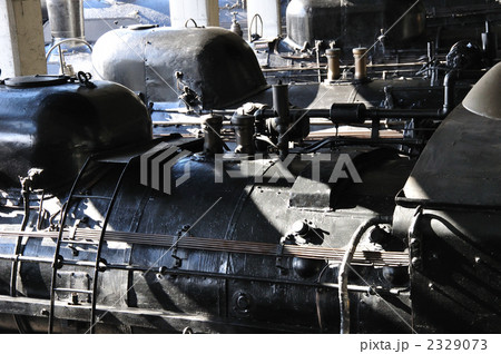 陽を浴びる車庫の機関車 2329073