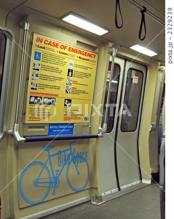 電車内の自転車置き場 2329239