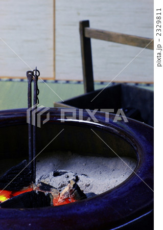 和室に火鉢 2329811