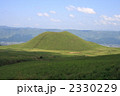 阿蘇の米塚と外輪山 2330229