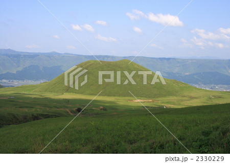 阿蘇の米塚と外輪山 2330229