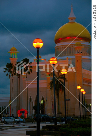 薄暮の中の「オールドモスク」(バンダリスリブガワン(BSB)/ブルネイ) 薄暮の中の「オールドモスク」(バンダリスリブガワン(BSB)/ブルネイ) 2330519