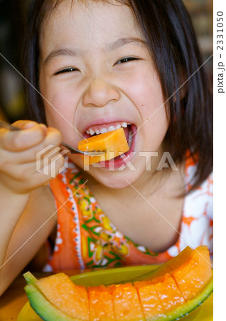夕張メロンを食べる女の子 夕張メロンを食べる女の子 2331050