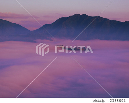 雲海に浮かぶ竹田城 2333091