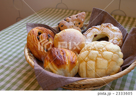 バスケットに入ったパン 2333605