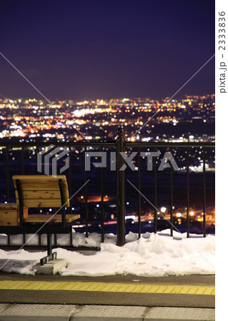 ホームのイスより夜景を望む 2333836