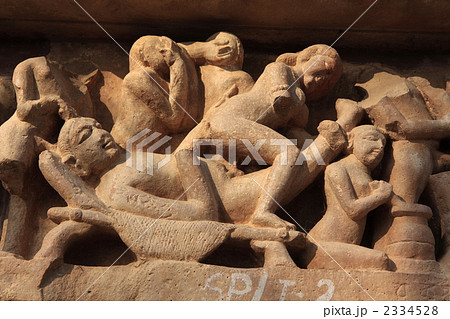 カジュラーホの寺院群　西群のラクシュマナ寺院基壇のレリーフ 2334528