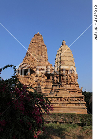 カジュラーホの寺院群　西群のラクシュマナ寺院本堂と小祠堂 2334535
