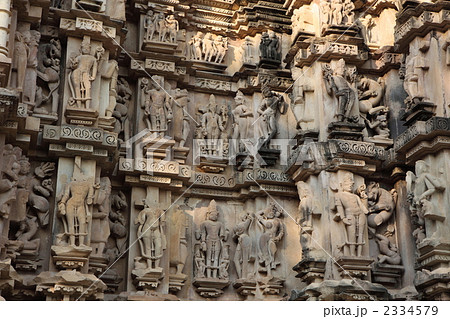 カジュラーホの寺院群　西群のチトラグプタ寺院の壁面彫刻 2334579