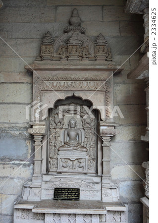カジュラーホの寺院群　東群のシャーンティナータ寺院の祖師像 2334625