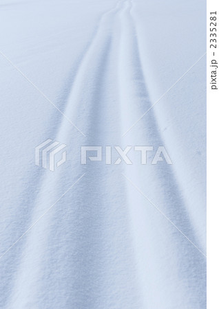 雪に残る道の跡 雪に残る道の跡 2335281