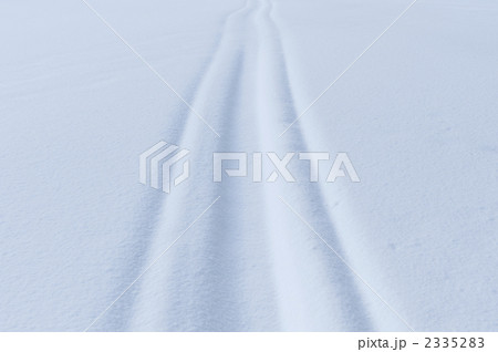 雪に残る道の跡 雪に残る道の跡 2335283