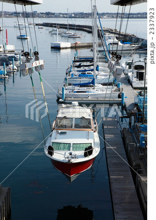 船出するクルーザー 船出するクルーザー 2337923