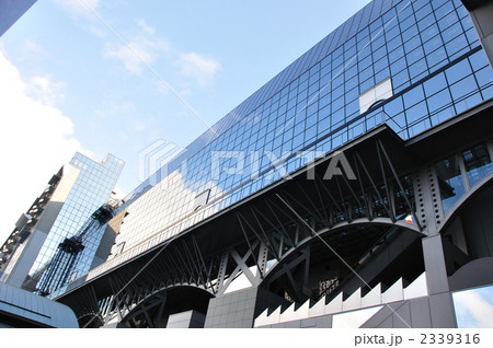 京都駅ビルを見上げる 2339316