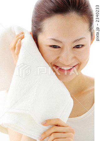 タオルで顔を拭く女性 2340233