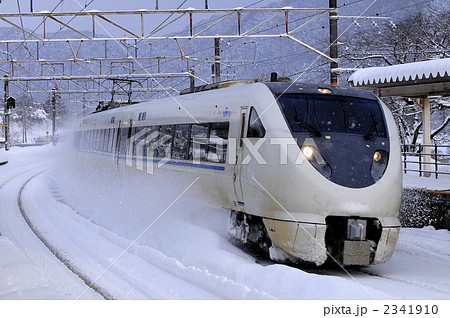 雪の中を走るサンダーバード 2341910