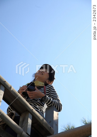 櫓のカメラの女性 2342673