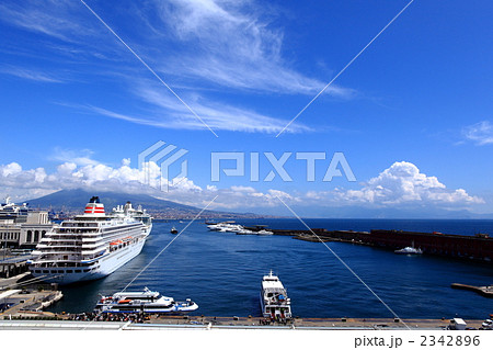 ナポリ港とベスビオ火山 2342896