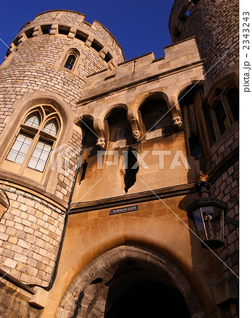 イギリス　～ウインザ―城の城門と外灯に付く冠 2343243