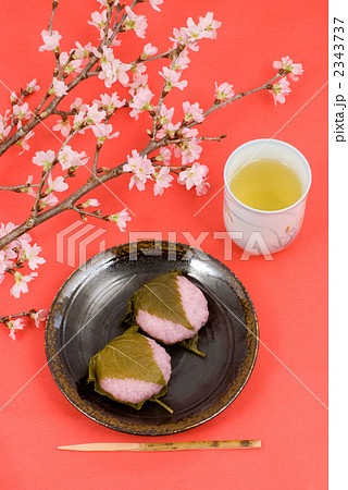 道明寺桜餅と桜の花 道明寺桜餅と桜の花 2343737