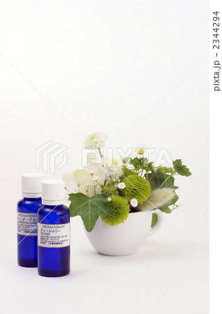 アロマオイルとフラワーアレンジ 2344294