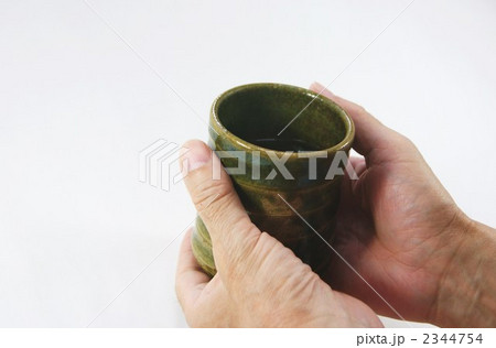 湯呑を持つシニアの手 2344754