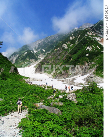 夏の白馬岳大雪渓を登る。 2345017