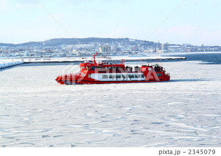 流氷を進むガリンコ号 2345079