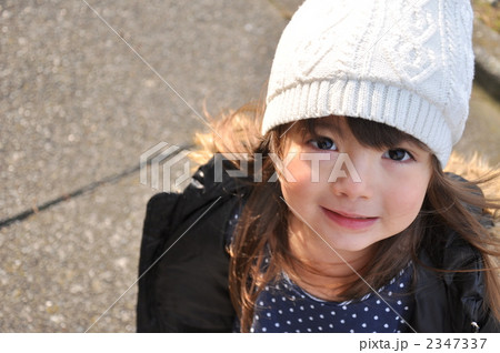 ニット帽の女の子の写真素材