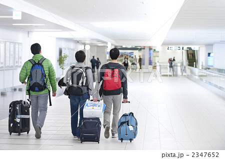 空港（キャリーをひく人） 2347652