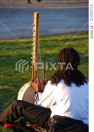コラを弾く男性 2350713