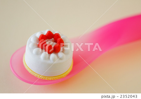 ミニチュアケーキ　背景クリーム色 2352043