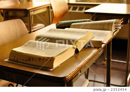 教室の机 2353454