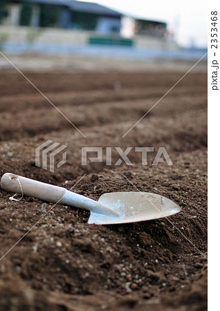 畑とスコップ 畑とスコップ 2353468