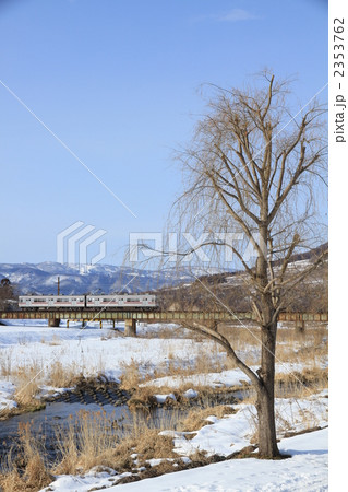 葉の落ちた柳と鉄橋を渡る長野電鉄 葉の落ちた柳と鉄橋を渡る長野電鉄 2353762